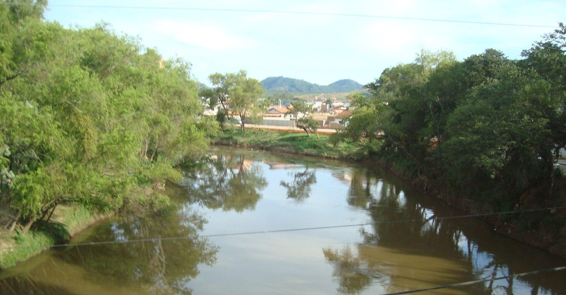 Rio Sapucaí no centro de Santa Rita do Sapucaí