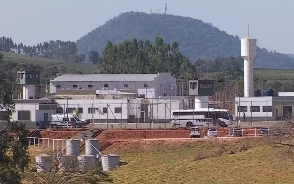Incêndio em fábrica de bolas dentro de presídio deixa cinco detentos internados em MG