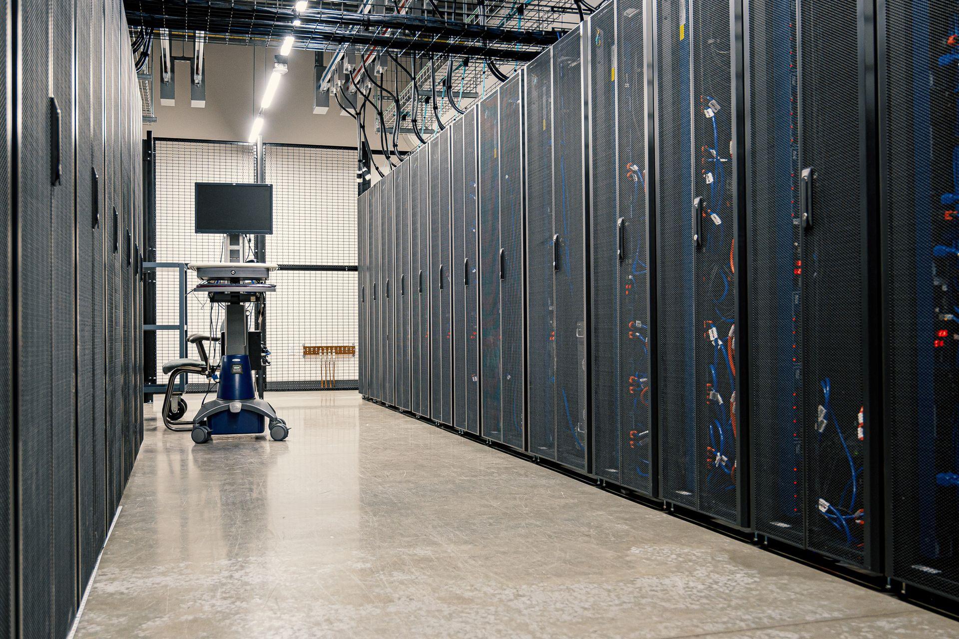 Corredor entre armários de servidores em um data center