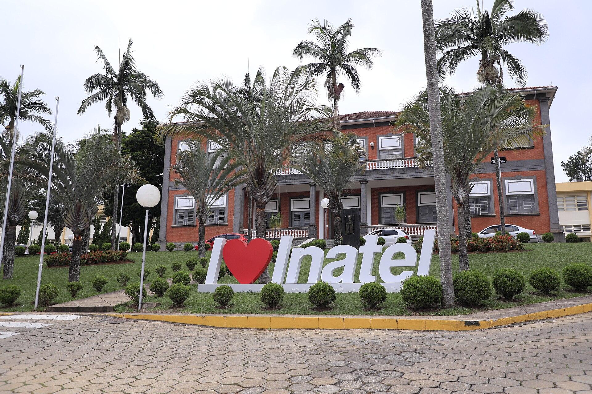 Sede do Inatel, com o letreiro "I ❤ Inatel", em Santa Rita do Sapucaí