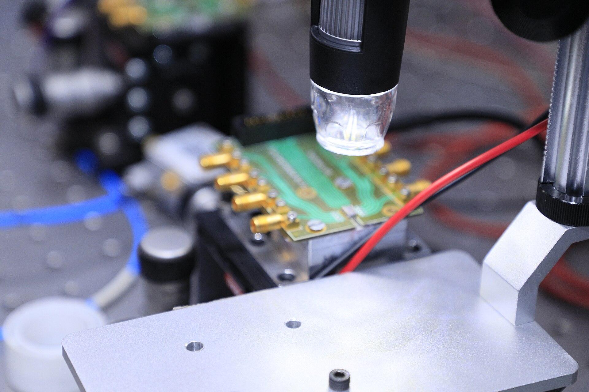 Circuito eletrônico sob microscópio em laboratório do Inatel