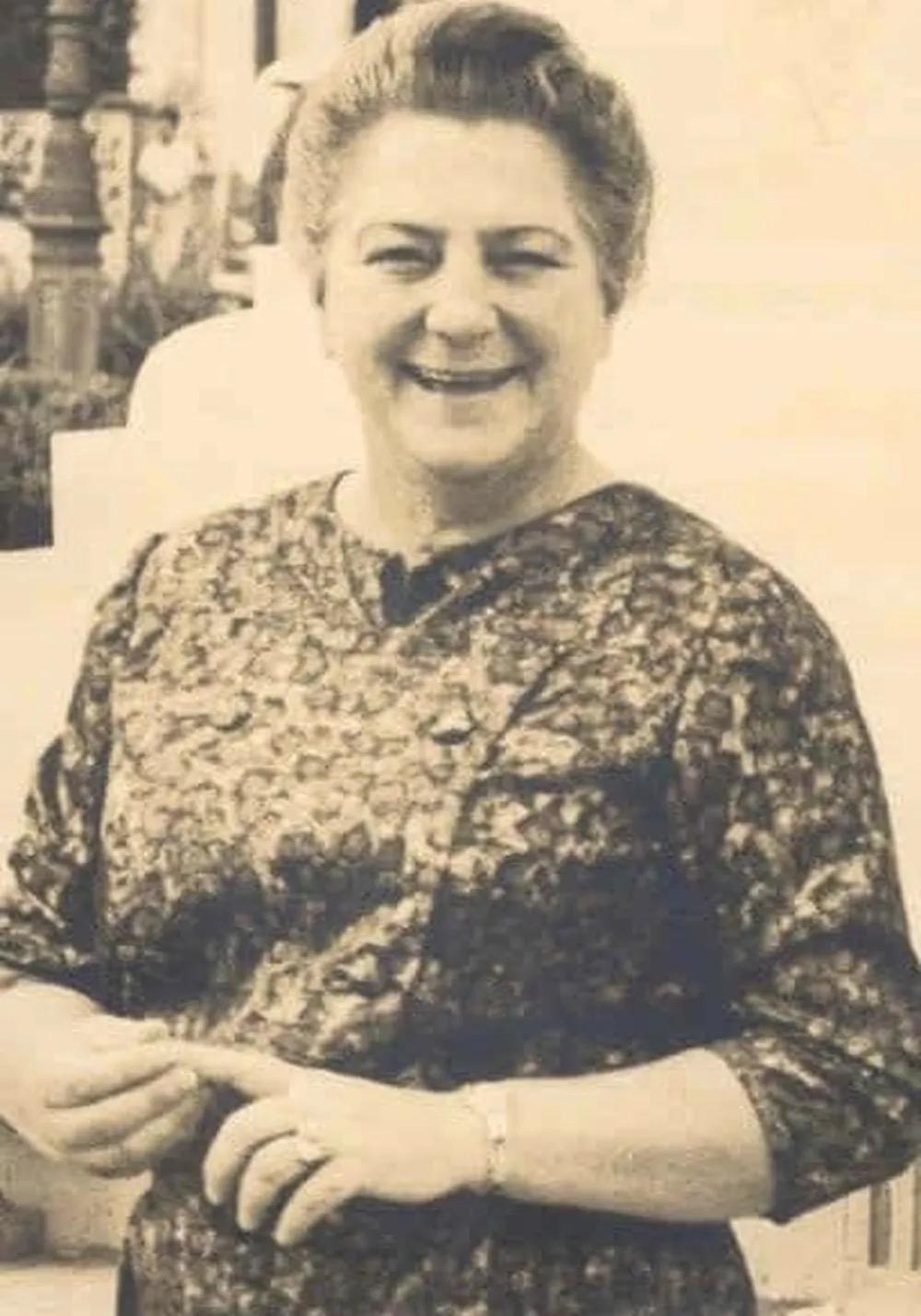 Retrato de Sinhá Moreira, sorrindo