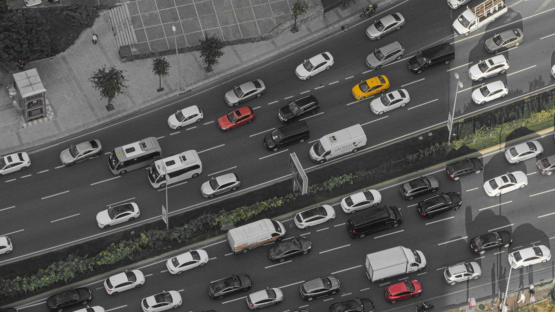 Vista aérea de avenida com muitos carros no trânsito