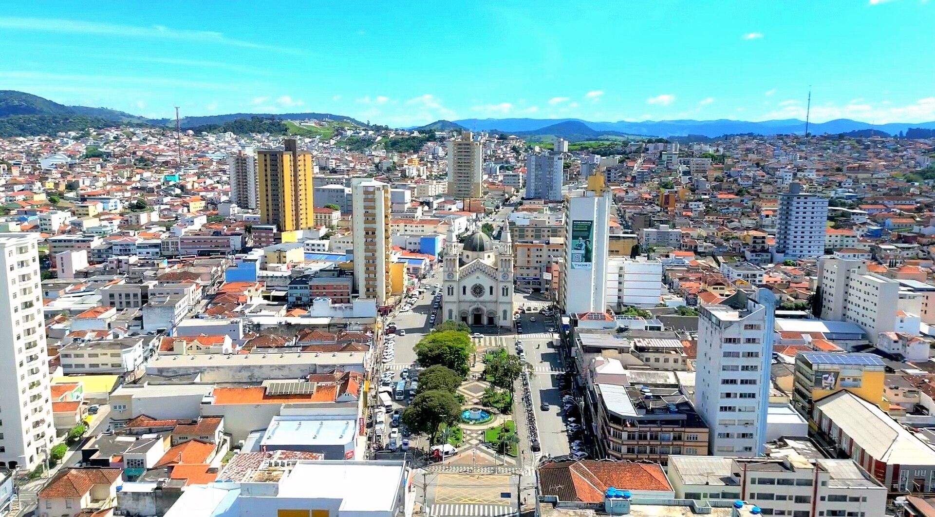 Vista aérea do centro de Pouso Alegre, com prédios e a catedral