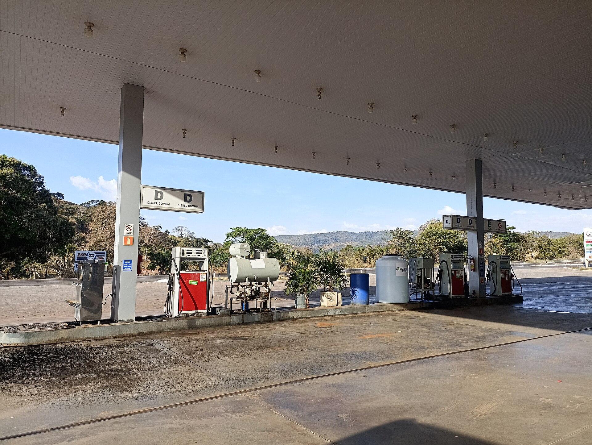 Posto de combustível com bombas sob cobertura