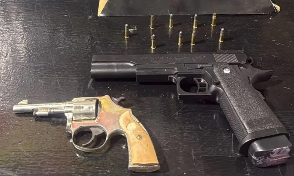 Dois homens são presos em Pouso Alegre com arma e simulacro