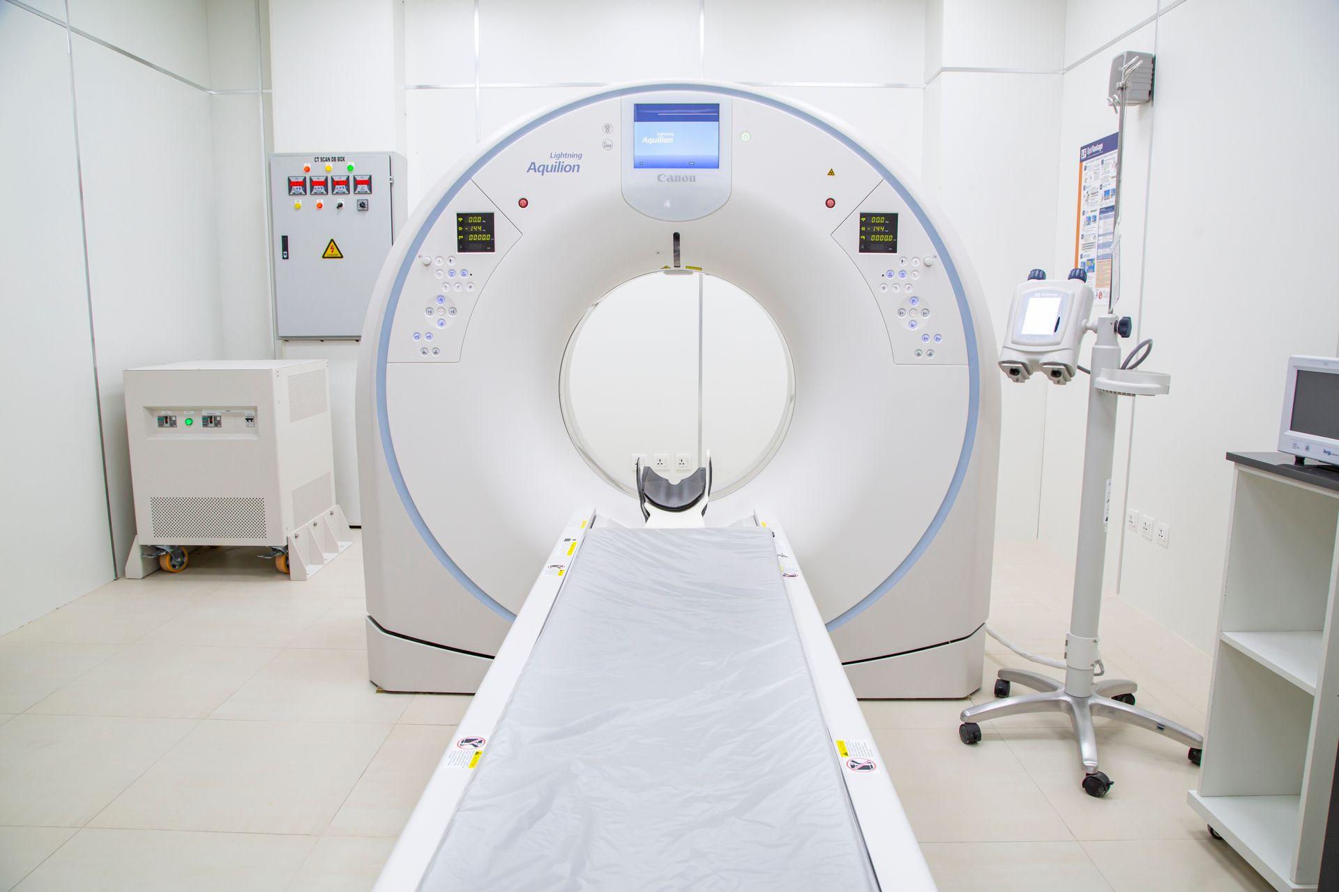 Sala de exame com aparelho de tomografia computadorizada