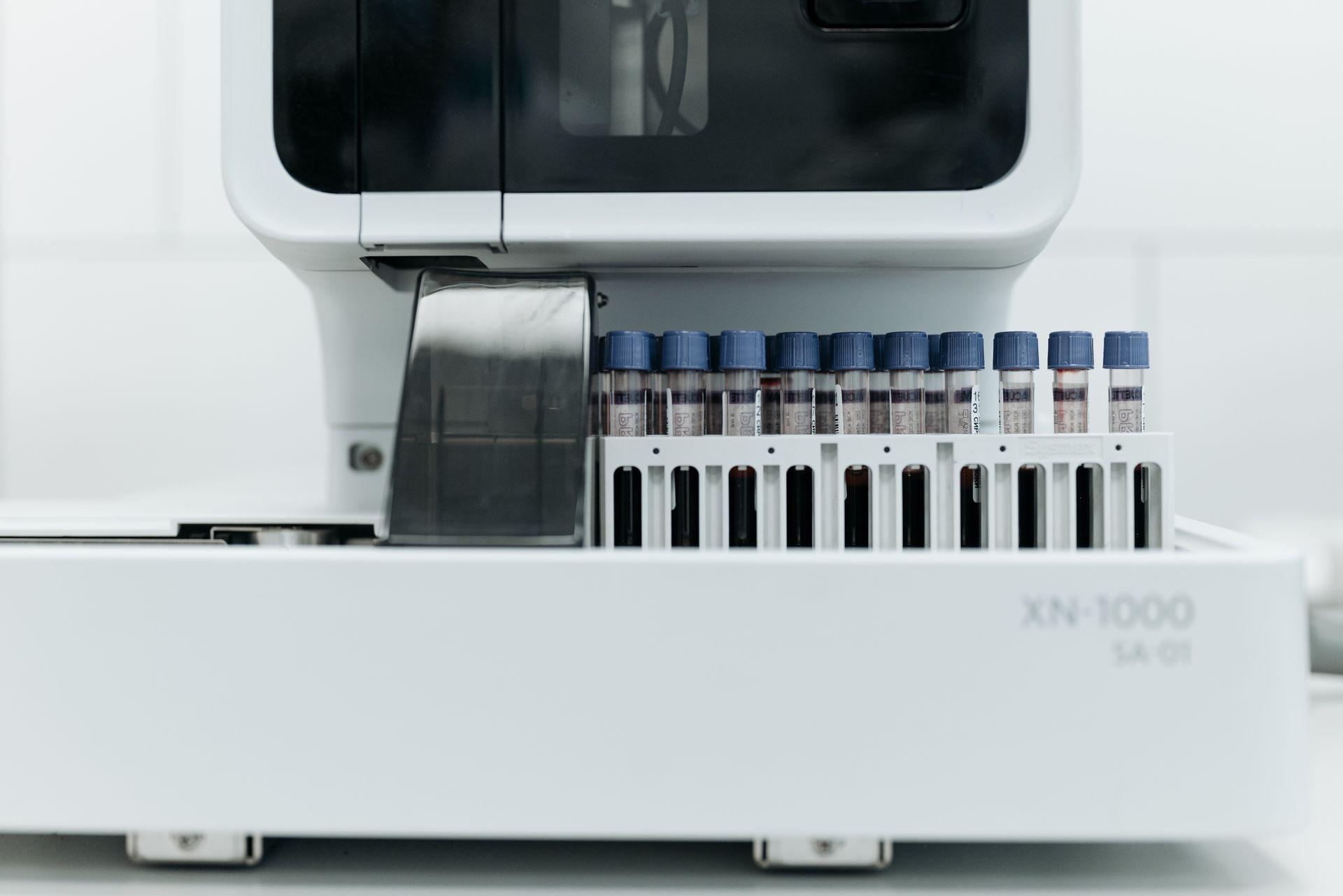 Analisador laboratorial com fileira de tubos de amostra